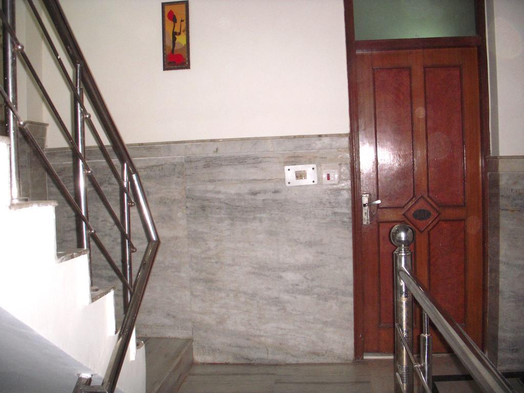 Hotel Tashkent Palace - New Delhi Railway Station - Paharganj Bagian luar foto