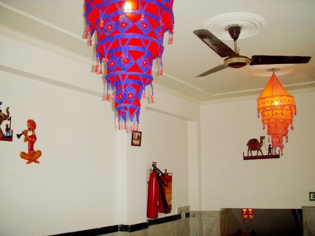 Hotel Tashkent Palace - New Delhi Railway Station - Paharganj Bagian luar foto